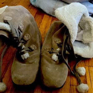 Size 10 lace up Tan Sporto Jojo snow boots